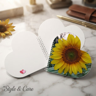 Herzförmiges Notizbuch mit leuchtendem Sonnenblume