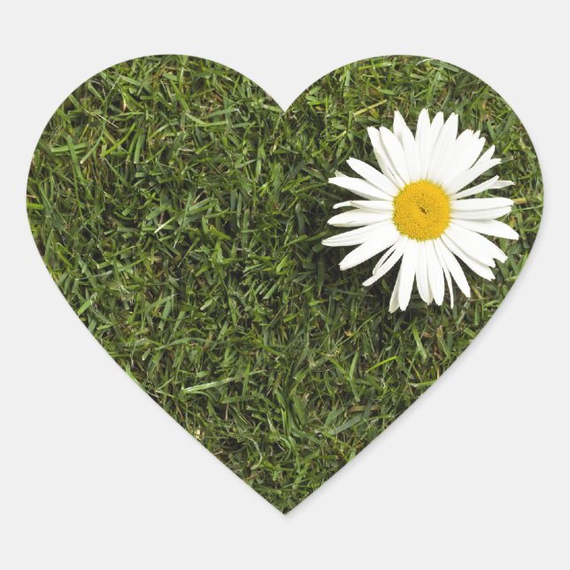Herzförmiges Rasen mit großer, blühender Blume Herz-Aufkleber (Vorderseite)