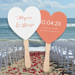 Herzgeformter Hochzeitslüfter haben und halten Fächer