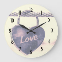 Herzgeformtes Liebe Schloss an einem Seil befestig