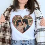 Herzgestaltete, maßgeschneiderte Foto-Valentine od T-Shirt<br><div class="desc">Dieses prächtige, maßgeschneiderte Hemddesign beinhaltet Ihr personalisiertes Herzfoto. Das Herz hat eine rosa und graue Grenze. Es ist perfekt für den Valentinstag oder als Hochzeit- oder Jubiläumsgeschenk. Um ein Bild hinzuzufügen, verwenden Sie einfach die einfache Vorlage. Welches Foto Sie hochladen, wird automatisch die Herzform ausfüllen. (Das Foto der Stichprobe ist...</div>
