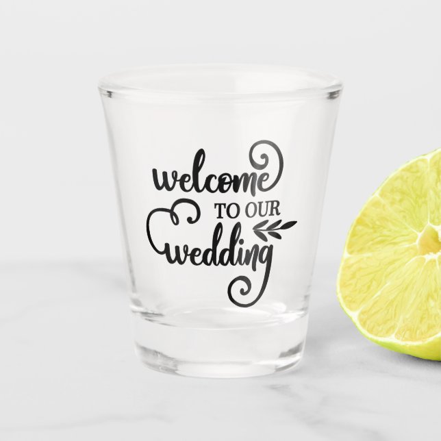 Herzlich willkommen bei unserer Hochzeitstypografi Schnapsglas (Vorderseite)
