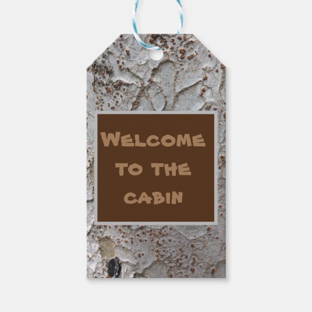 Herzlich willkommen im Cabin Tree Bark Rustic Hous Geschenkanhänger (Vorderseite)