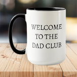 Herzlich willkommen im Vater Club Modern Black and Tasse<br><div class="desc">Design besteht aus moderner Typografie mit serifenigem Schriftart.</div>