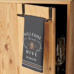 Herzlich Willkommen in unserem Personalisierten Bi Geschirrtuch<br><div class="desc">Herzlich willkommen in diesem niedlichen Bienenküchen mit Vintager Honigbienenabbildungen,  die mit botanischen Blätter und Seildetails geschmückt sind. "Willkommen in unserem Bienenstock" erscheint in Elfenbeinbuchstaben. Personalisieren Sie Ihren Familiennamen ganz unten.</div>