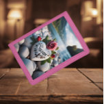 Herzliche Hommage an den Fluss Trifold Geldbörse<br><div class="desc">Weißer,  herzförmiger Stein mit dem Namen Susan Erholungen am Ufer,  mit rosa Rosa geschmückt und von glatten,  grauen Steinen umgeben.</div>