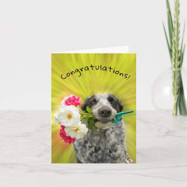 Herzlichen Glückwunsch! Glücklicher Hund mit Blume Karte (Vorderseite)