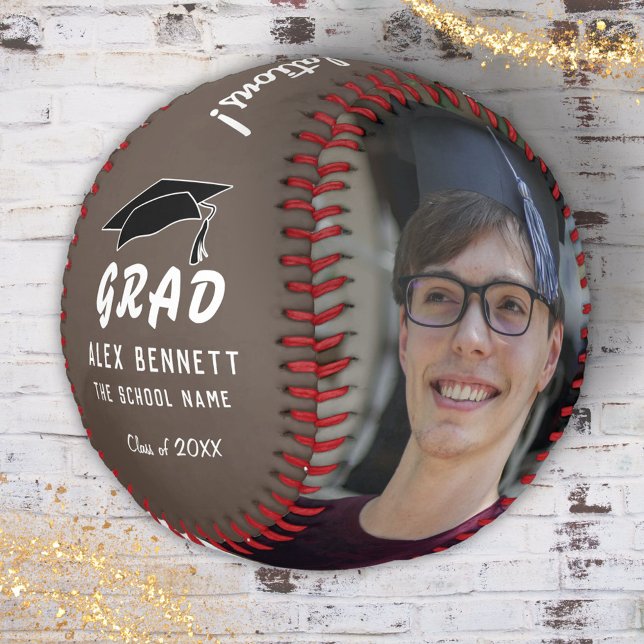 Herzlichen Glückwunsch Grad Brown Graduation Cap 2 Baseball (Von Creator hochgeladen)