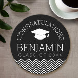Herzlichen Glückwunsch Graduate Abschluss CAN EDIT Runder Pappuntersetzer<br><div class="desc">Ein modernes,  minimales Design für ein Abschluss-Fest. Fügen Sie den eigenen Text Ihres Absolventen in das Schwarz-Weiß-Design,  um ein Memento oder eine Graduiertenparty Gunst zu machen.</div>