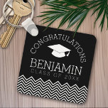 Herzlichen Glückwunsch Graduate Abschluss CAN EDIT Schlüsselanhänger<br><div class="desc">Ein modernes,  minimales Design für ein Abschluss-Fest. Fügen Sie den eigenen Text Ihres Absolventen in das Schwarz-Weiß-Design,  um ein Memento oder eine Graduiertenparty Gunst zu machen.</div>