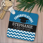 Herzlichen Glückwunsch Graduate - Blue Black Absch Schlüsselanhänger<br><div class="desc">Ein traditionelles Graduierungspapier und herzlichen Glückwunsch an den Graduiertennamen. Fügen Sie jedes Jahr,  um dieses skurrile Design zu personalisieren. Dieses kann für jeden Absolventen - Gymnasium,  Uni,  Graduiertenschule,  Meditationsschule oder sogar Fachschule - genutzt werden.</div>