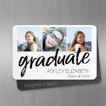 Herzlichen Glückwunsch Senior 3 Foto für Abschluss Magnet<br><div class="desc">Fügen Sie 3 Fotos plus den Namen und das Jahr der Absolventen hinzu. Der Absolvent ist in einem modernen, rustikalen handgeschriebenen Schriftart, der sowohl für die Typ als auch für die Mädchen verwendet werden kann. Zeigen Sie Ihre Senior-Fotos im Stil an. Feiern Sie die Absolventen mit einem Party auf dem...</div>