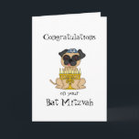 Herzlichen Glückwunsch zu Ihrem Bat Mitzvah-Mops H Karte<br><div class="desc">Dieser niedliche kleine Mops sitzt mit einer Menorah, deren Kerzen angezündet werden, und trägt eine winzige Kippa. Innen ist ein schöner Vers, den Sie personalisieren können.</div>