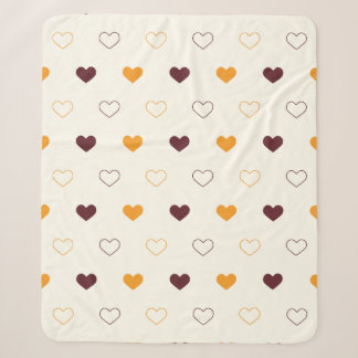 Herzmuster mit orangefarbenen und braunen Herzen Sherpadecke