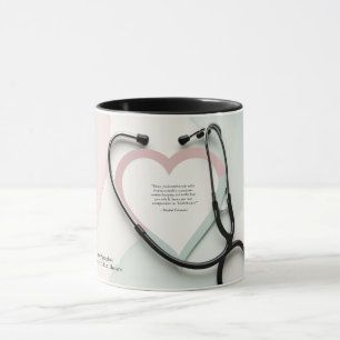 Herzschlag der Pflege: Tasse von Herz und Stethosk