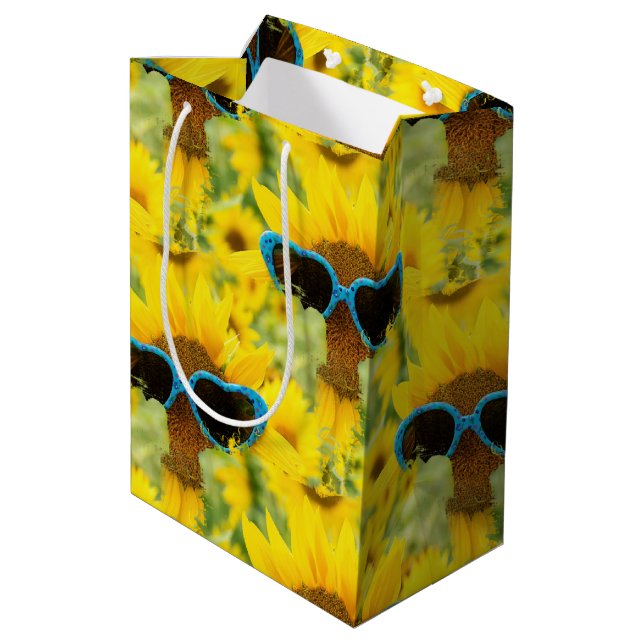 Herzsonne auf Sonnenblume Mittlere Geschenktüte (Rückseite Schrägansicht)
