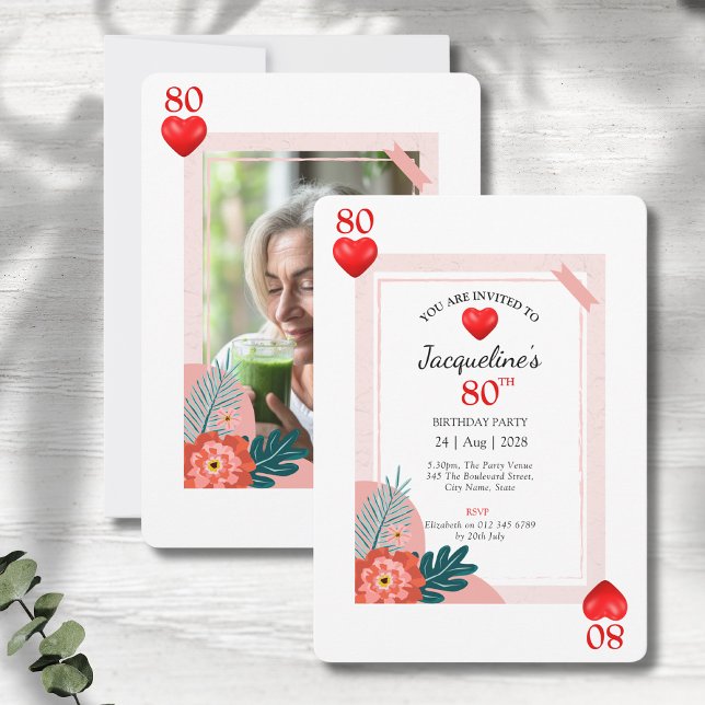Herzstück Spielkarte 80. Geburtstagsparty Einladun Einladung (80th birthday party invitations in a playing card style on a grey wood background.)