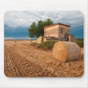 Heuballen auf einem Feld in der Provence Mousepad