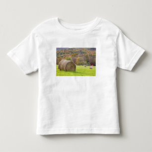 Heuballen und Herbstlaub auf dem Bauernhof, Kleinkind T-shirt