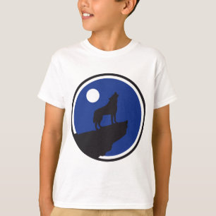 heulender Wolf, der den Mond anbellt T-Shirt