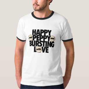 Heureux et énergique et éclatant avec le T-shirt