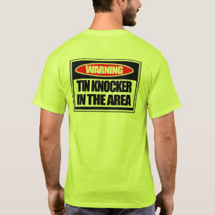 Heurtoir de bidon dans le T-shirt de secteur