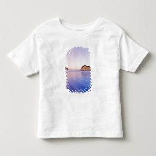 Heuschober-Felsen an Dämmerung unscharfen blauen Kleinkind T-shirt