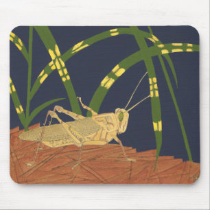 Heuschrecke im grünen Gras auf blauem Hintergrund Mousepad