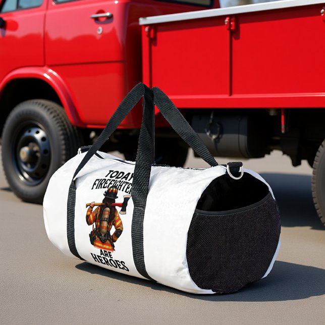 Heutige Feuerwehrleute sind Helden Duffle Bag (Von Creator hochgeladen)