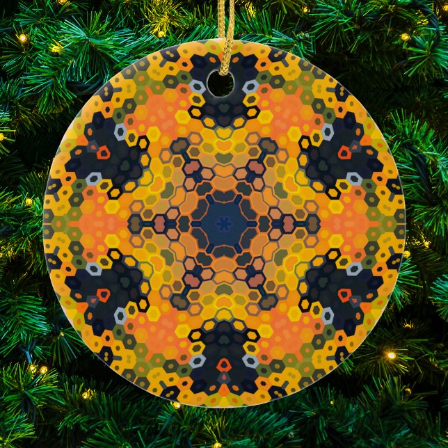 Hex Mandala Gelb und Orange Keramik Ornament (Yellow and Orange Hexagon Mandala Christmas Ornament from Wormhole Orbital)