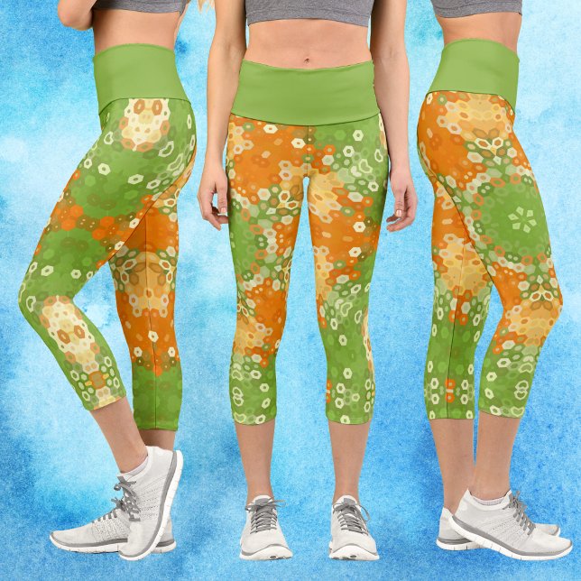 Hex Mandala Green und Orange Capri Leggings (Green and Orange Hexagon Mandala Capri Leggings by Wormhole Orbital)