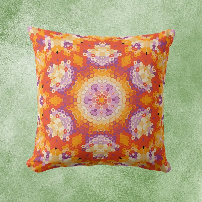 Hex Mandala Orange Lila und weiß Kissen (Orange Purple and White Hexagon Mandala Throw Pillow by Wormhole Orbital)