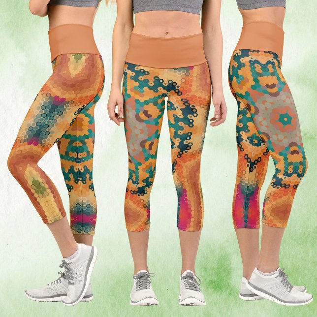 Hex Mandala Orange und Blue Capri Leggings (Orange and Blue Hexagon Mandala Capri Leggings by Wormhole Orbital)