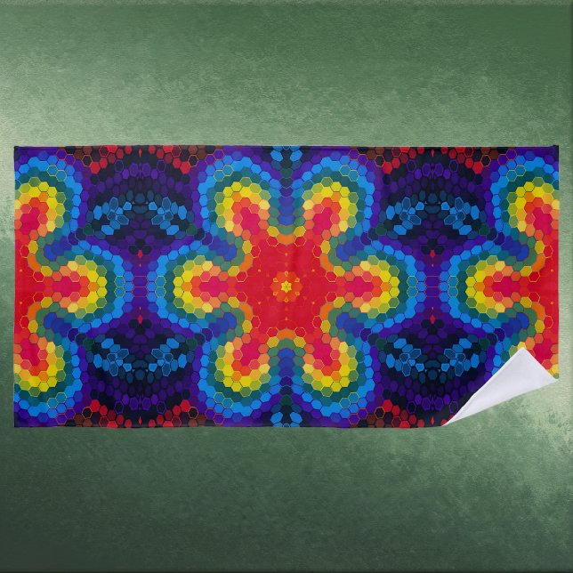 Hex Mandala Rot Gelb und Blau Strandtuch (Red Yellow and Blue Hexagon Mandala Beach Towel by Wormhole Orbital)