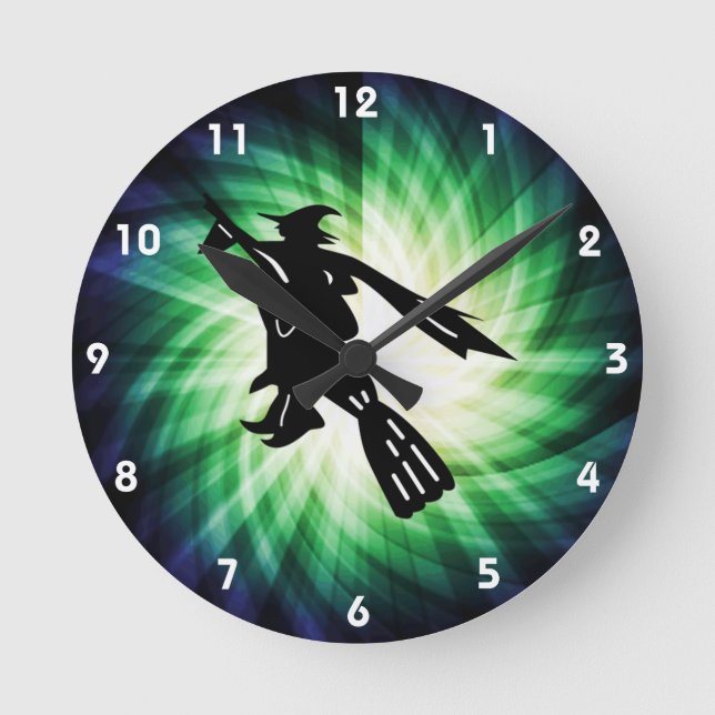 Hexe auf Broom-Silhouette Runde Wanduhr (Vorderseite)