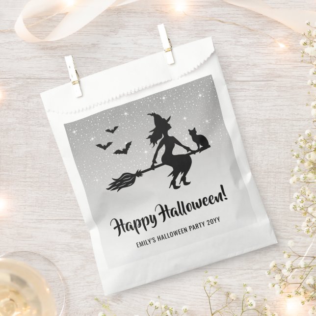 Hexe auf einem silbergrauen und schwarzen Hallowee Geschenktütchen (Ausgeschnitten)
