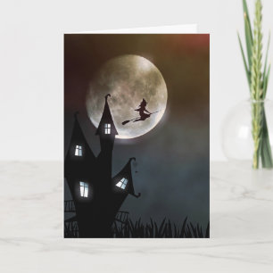 Hexe, die über Spuk HausHalloween-Karte fliegt Karte