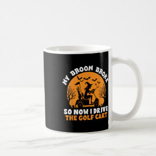 Hexe fährt auf einem Golfwagen Lustiges Halloween Kaffeetasse