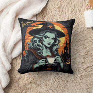 Hexe genießt Tee auf einem lustigen Halloween-Aben Kissen