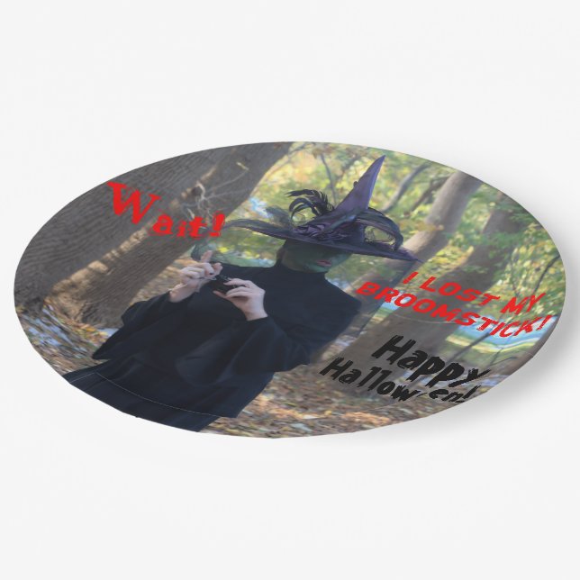 Hexe in einer Panik in der Woods Fun Halloween Pappteller (Schrägansicht)