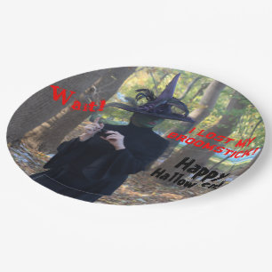 Hexe in Panik im Wald Lustiges Halloween Pappteller