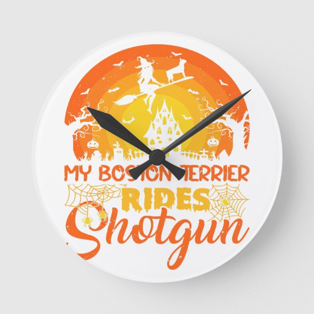 Hexe, mein Boston Terrier Rides Shotgun Halloween Runde Wanduhr (Vorderseite)