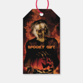 Hexe mit Kürbis gewischt. Halloween Geschenkanhänger