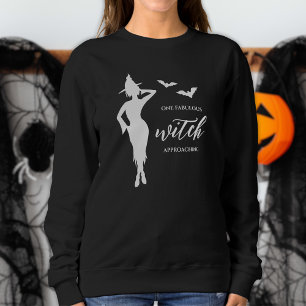 Hexe nähert sich der weiblichen Hübschen Hexe-Silh Sweatshirt