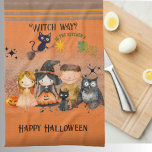 Hexe Way Halloween Orange Geschirrtuch<br><div class="desc">Karo dieses niedlichen Halloween knallorange "Witch way Is the Kitchen?" KITCHEN TOWEL mit Monstern und einer Katze, die einen Besen fliegt. Alle Texte erlauben eine Anpassung. Sie können das glückliche Halloween in Ihren Namen oder Familiennamen ändern. Dies ist ein Teil der Halloween-Monster-Sammlung. Karo der Auflistung für passende Elemente.</div>