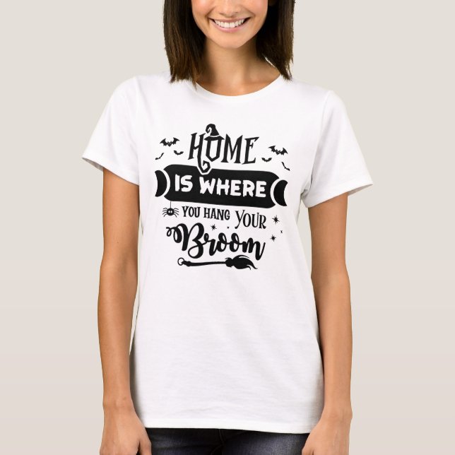 Hexe, Zuhause ist, wo du deinen Besen aushaust T-Shirt (Vorderseite)