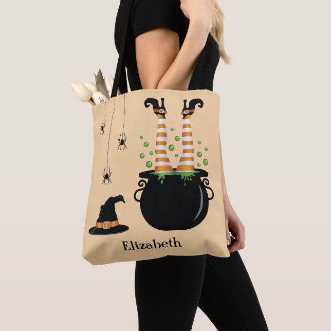 Hexenbeine in einem Kessel und Individuelle Name H Tasche (Von Nahem)