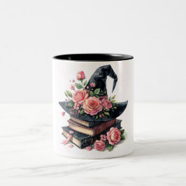 Hexenhutbuchstapel mit rosa Rosen Zweifarbige Tasse