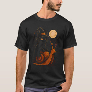Hexenkatze reitet auf Schnecke unter dem Mond T-Shirt