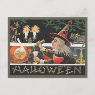 Hexenmeisterin mischt Zaubertrank an Halloween Postkarte